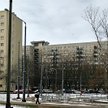 Bloki na warszawskich Bielanach. Jeden szary jak za PRL, drugi odnowiony. Ale czy mieszkańcom nie gr