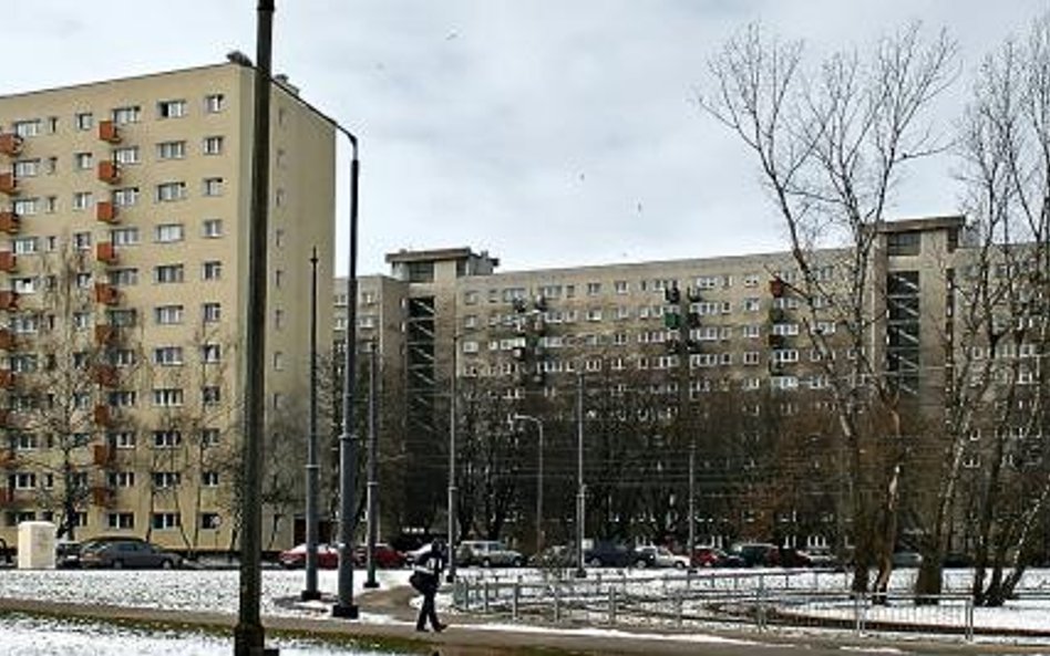 Bloki na warszawskich Bielanach. Jeden szary jak za PRL, drugi odnowiony. Ale czy mieszkańcom nie gr