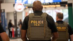 Funkcjonariusze ICE (Immigration and Customs Enforcement) – urzędu zajmującego się nielegalną imigra