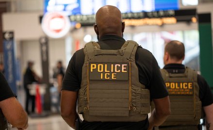 Funkcjonariusze ICE (Immigration and Customs Enforcement) – urzędu zajmującego się nielegalną imigra