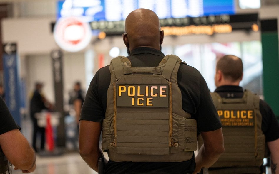 Funkcjonariusze ICE (Immigration and Customs Enforcement) – urzędu zajmującego się nielegalną imigra