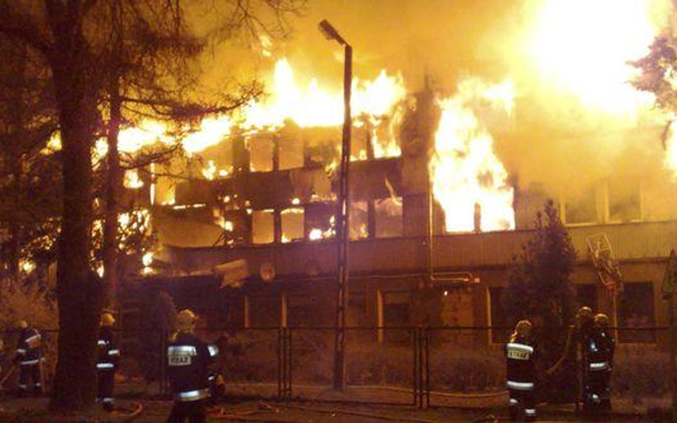 Zgłoszenie o pożarze budynku przy ul. Wolińskiej dyspozytorka otrzymała o godz. 0:40 w poniedziałek.