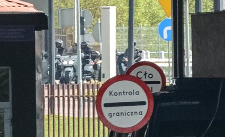 Motocykliści, prawdopodobnie członkowie rosyjskiego klubu "Nocne Wilki, w drodze do polskiej kontrol