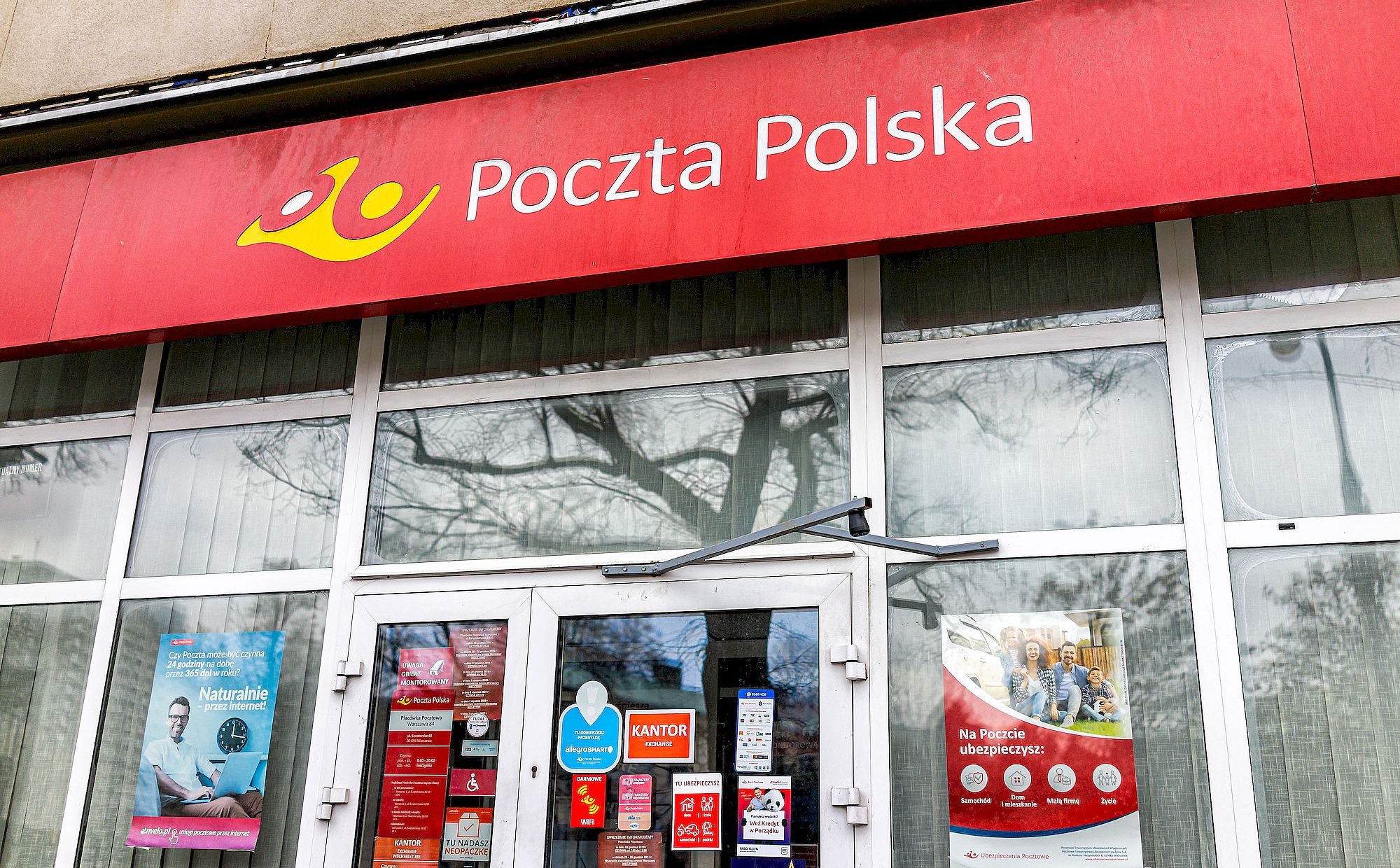 Poczta Polska krytykowana za współpracę z chińską platformą. Przedsiębiorstwo się broni