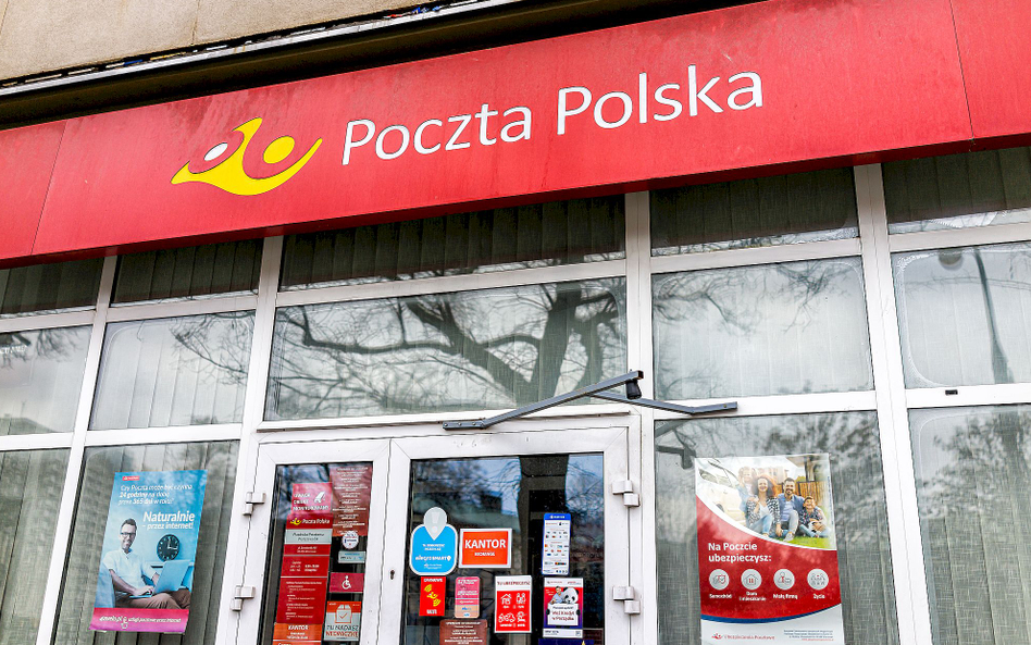 Władze Poczty stoją pod ścianą.