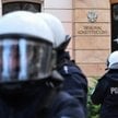 Policja przed budynkiem Trybunału Konstytucyjnego w Warszawie
