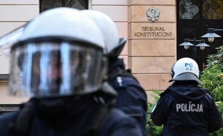 Policja przed budynkiem Trybunału Konstytucyjnego w Warszawie