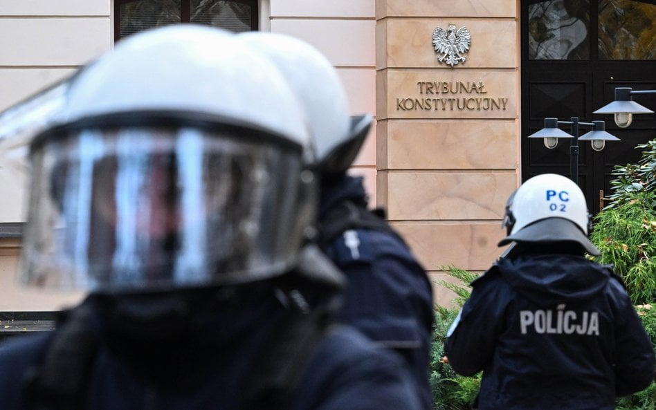 Policja przed budynkiem Trybunału Konstytucyjnego w Warszawie