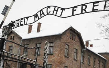Brama do muzeum byłego obozu koncentracyjnego Auschwitz - jeszcze z oryginalnym napisem
