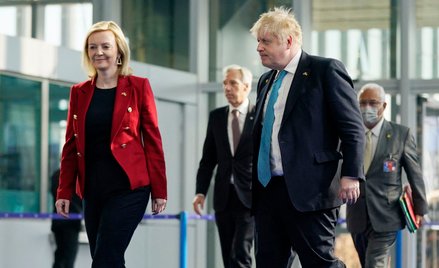 Szefowa brytyjskiego MS Liz Truss i premier Boris Johnson w drodze na obrady szczytu NATO w Brukseli
