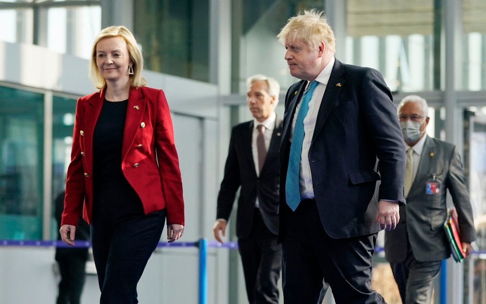 Szefowa brytyjskiego MS Liz Truss i premier Boris Johnson w drodze na obrady szczytu NATO w Brukseli