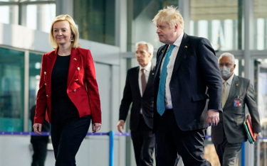 Szefowa brytyjskiego MS Liz Truss i premier Boris Johnson w drodze na obrady szczytu NATO w Brukseli