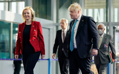 Szefowa brytyjskiego MS Liz Truss i premier Boris Johnson w drodze na obrady szczytu NATO w Brukseli