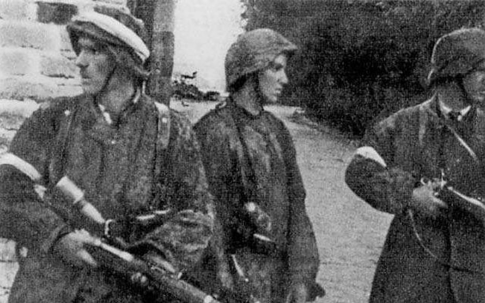 Powstańcy z baonu Zośka: od lewej Wojciech Omyła "Wojtek", Juliusz Deczkowski, Tadeusz Milewski "Ćwi