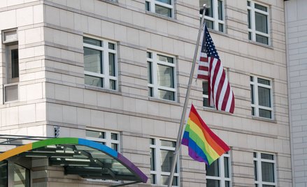 Małżeństwa gejowskie zapisane w prawie USA. Co zmienia Respect for Marriage Act?