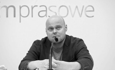 Tomasz Guzowski podczas konferencji prasowej Łukasza Mejzy