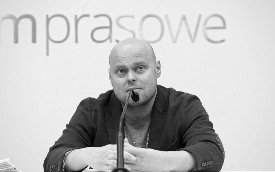 Tomasz Guzowski podczas konferencji prasowej Łukasza Mejzy