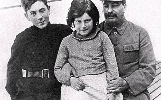 Józef Stalin z córką Swietłaną i synem Wasilijem, 1935 r.