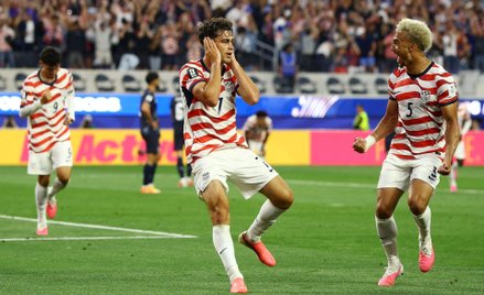 Giovanni Reyna cieszy się z czwartego gola dla reprezentacji USA
