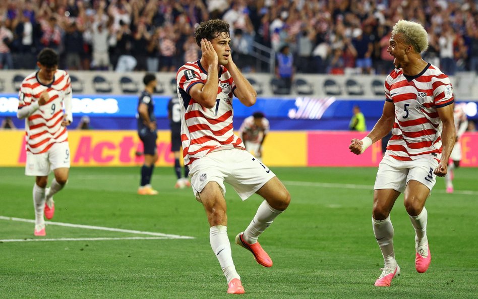 Giovanni Reyna cieszy się z czwartego gola dla reprezentacji USA