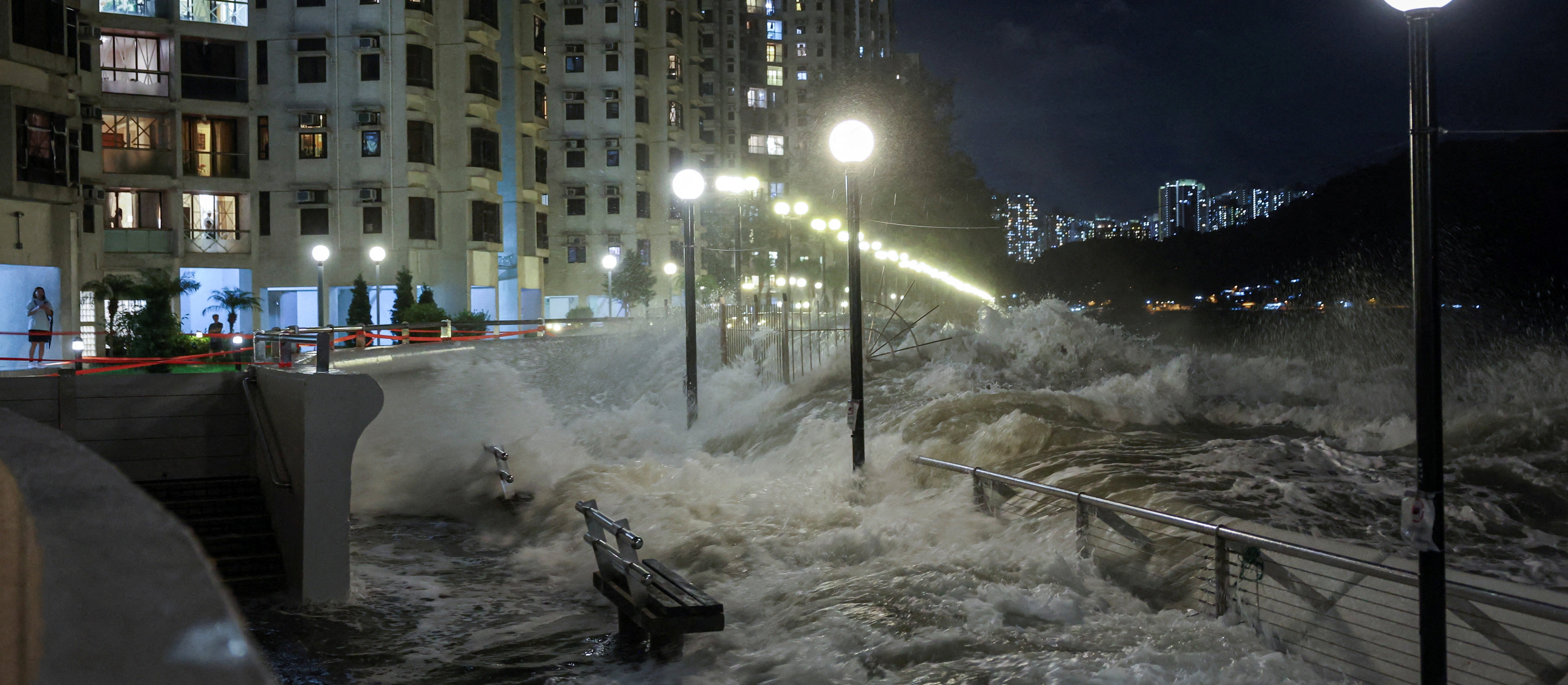 Supertajfun Ragasa zmierza do Chin. Na Tajwanie spowodował śmierć 14 osób