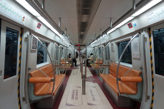Wnętrze pociągu metra na linii 1 w Pekinie