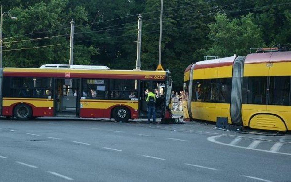 Po dwóch identycznych niemal wypadkach na skrzyżowaniu Marszałkowskiej i Królewskiej ZTM wycofał z n