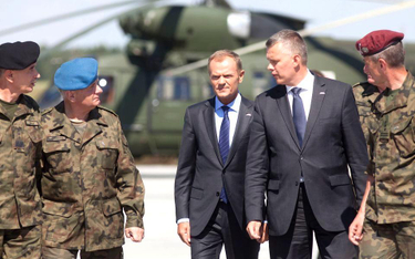 Premier Donald Tusk i szef MON Tomasz Siemoniak