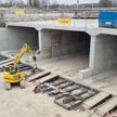 GDDKiA rozpoczęła przeciskanie ważącego ponad 5,5 tys. ton betonowego prostopadłościanu pod torami k