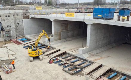 GDDKiA rozpoczęła przeciskanie ważącego ponad 5,5 tys. ton betonowego prostopadłościanu pod torami k