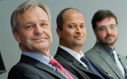 Profesor Karsten Danzmann oraz naukowcy Badri Krishnan i Vivien Raymond