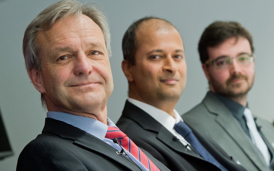 Profesor Karsten Danzmann oraz naukowcy Badri Krishnan i Vivien Raymond