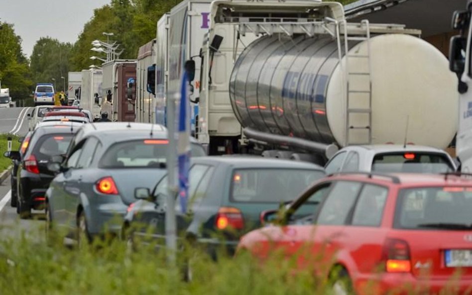 Przedmieścia austriackiego Salzburga. Dawno niewidziany widok, korki w pobliżu granicy z Niemcami