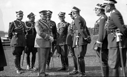 Marszałek Józef Piłsudski w otoczeniu generałów i oficerów Wojska Polskiego podczas Święta Kawalerii