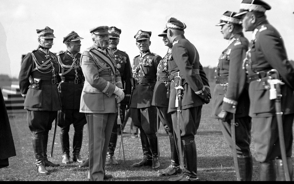 Marszałek Józef Piłsudski w otoczeniu generałów i oficerów Wojska Polskiego podczas Święta Kawalerii