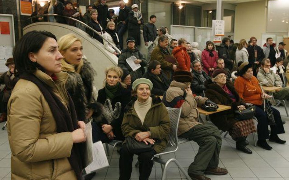 Kolejka z wnioskami w urzędzie Warszawa Śródmieście