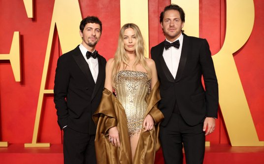 Margot Robbie na bankiecie „Vanity Fair” wieńczącym wieczór oscarowy. Ponownie – ani śladu różu. Tym