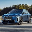 BMW iX xDrive60 staniało aż o 48 000 zł, do kwoty 450 000 zł, a model M70 o 49 000 zł, do 560 000 zł