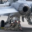Amerykańscy żołnierze odpoczywają w cieniu myśliwca w bazie lotniczej w Ramstein.