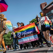 Ludzie biorący udział w paradzie Tokyo Rainbow Pride 2023, aby ukazać wsparcie dla osób LGBTQ+, Toki