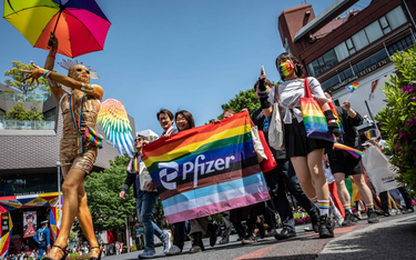 Ludzie biorący udział w paradzie Tokyo Rainbow Pride 2023, aby ukazać wsparcie dla osób LGBTQ+, Toki