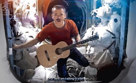 Hadfield z gitarą: odczarował podróże kosmiczne, oczarował widzów (poniżej i na sąsiedniej stronie: 