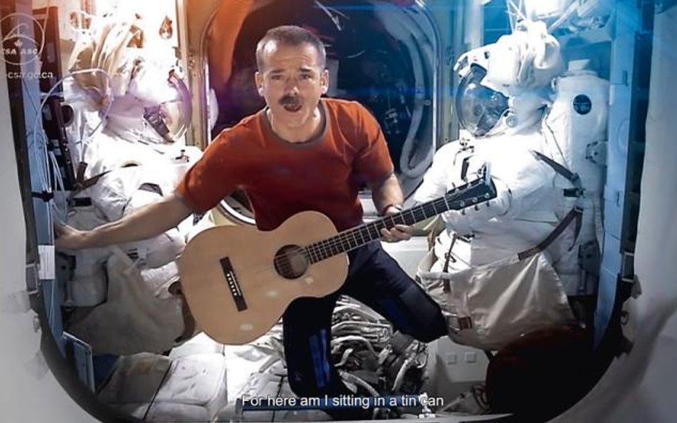 Hadfield z gitarą: odczarował podróże kosmiczne, oczarował widzów (poniżej i na sąsiedniej stronie: 