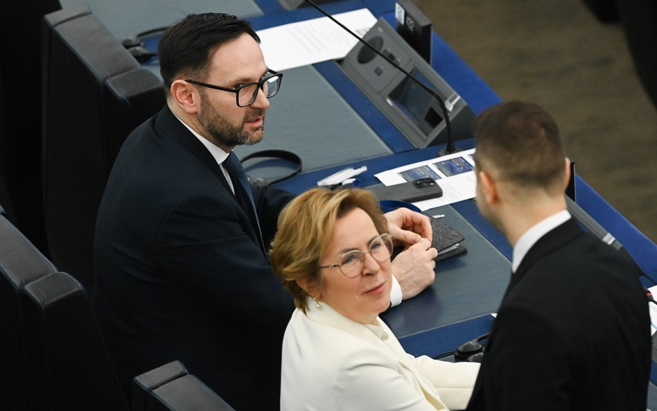 Europosłowie PiS Daniel Obajtek (L) i Jadwiga Wiśniewska (2P) podczas sesji Parlamentu Europejskiego