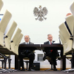 Przewodniczący senackiej Komisji Ustawodawczej senator PiS Stanisław Gogacz (P) i przewodniczący sen