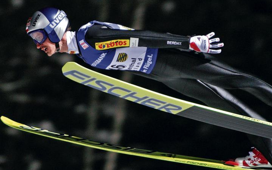 Adam Małysz leci po drugie miejsce w Klingenthal. To był jego ostatni występ przed igrzyskami w Vanc
