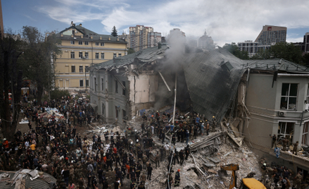 Zniszczenia po rosyjskim ataku na szpital dziecięcy w Kijowie