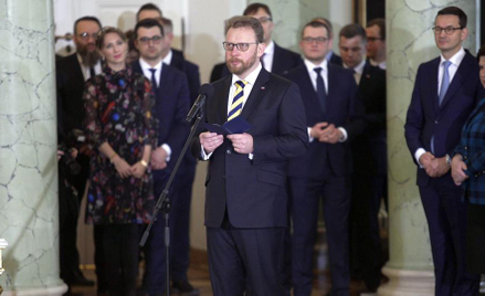 Minister gra na czas, denerwując związki