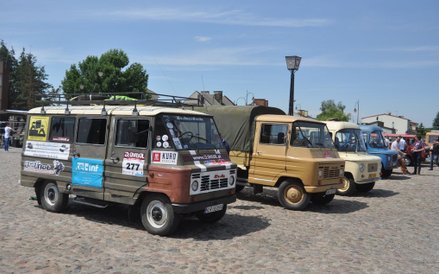 Na zakroczymskim rynku 10 czerwca zebrało się 66 zabytkowych Żuków i innych polskich samochodów dost