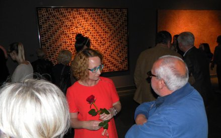 Karolina Leśnik, kurator wystawy (na zdjęciu w środku)